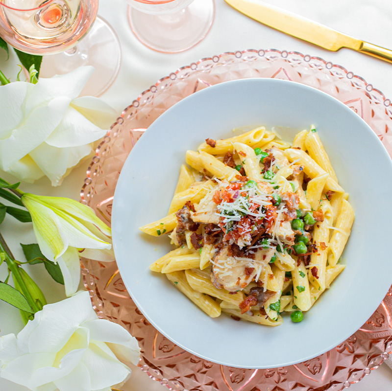 elegant-pasta-dish-served-on-scalloped-pink-charger-for-a-wedding